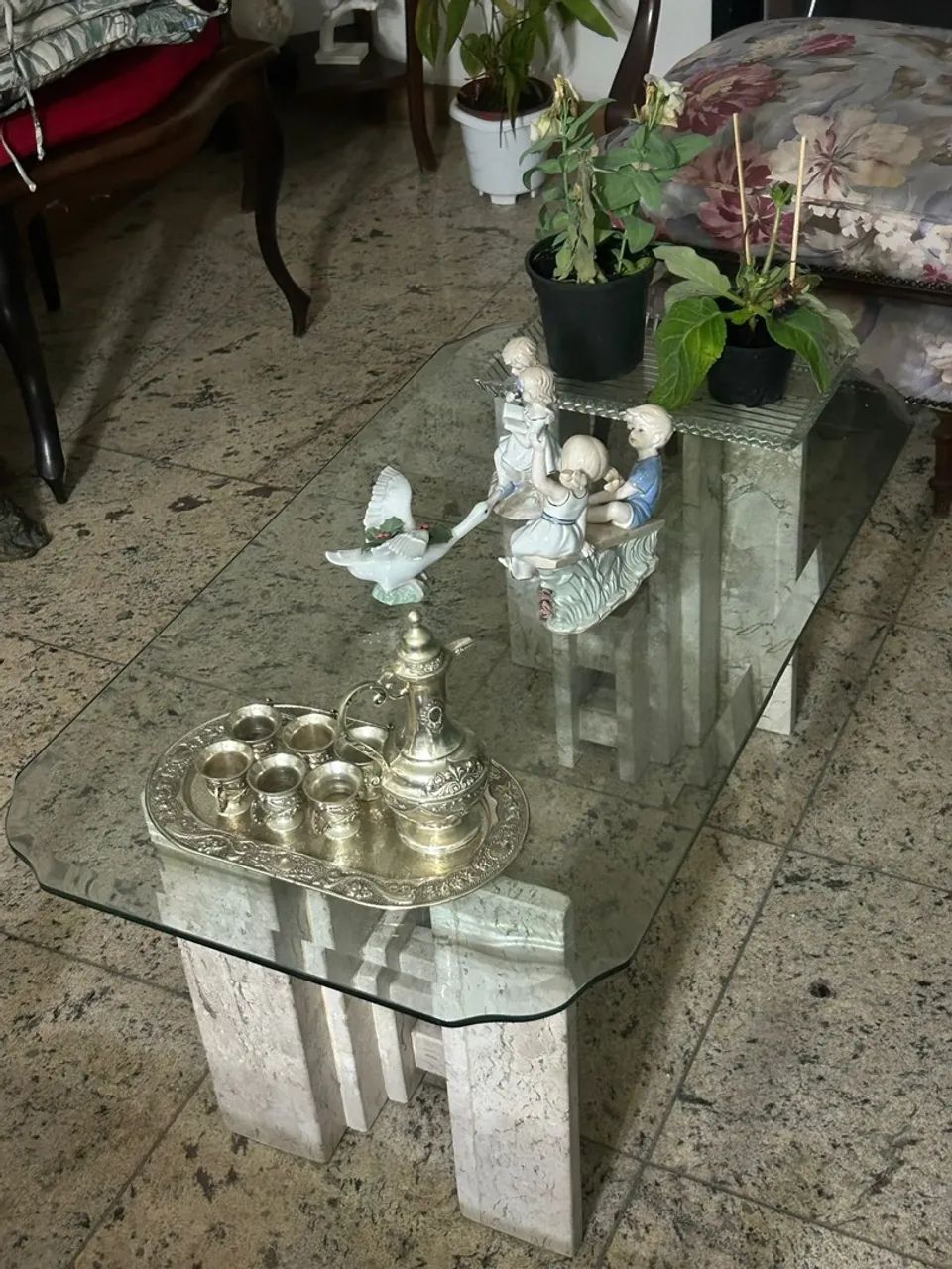 Mesa de centro c/ tampo de vidro bisotado e pés de mármore