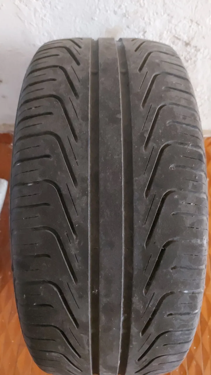 Pneu para Carro - Ótimo Estado