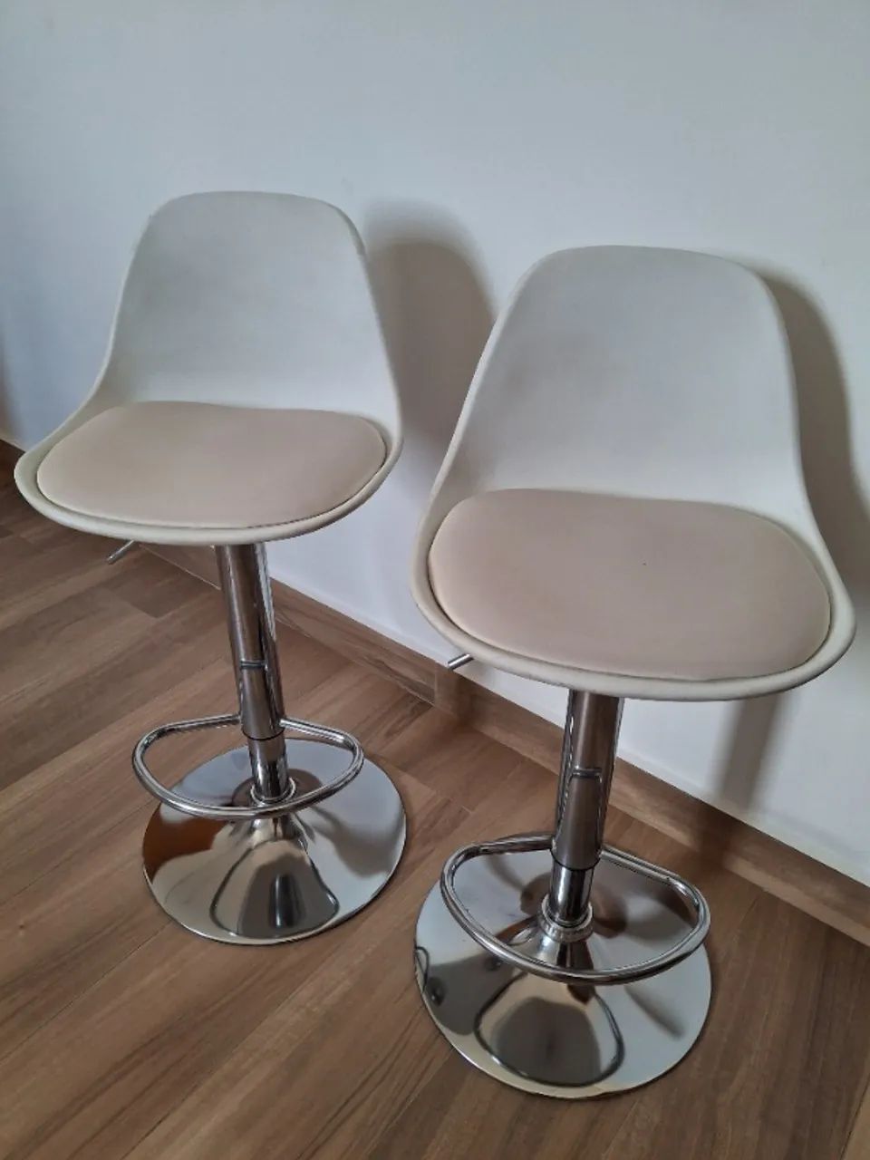 Kit 02 Banquetas Giratórias Brancas com Altura Regulável64985862689665120