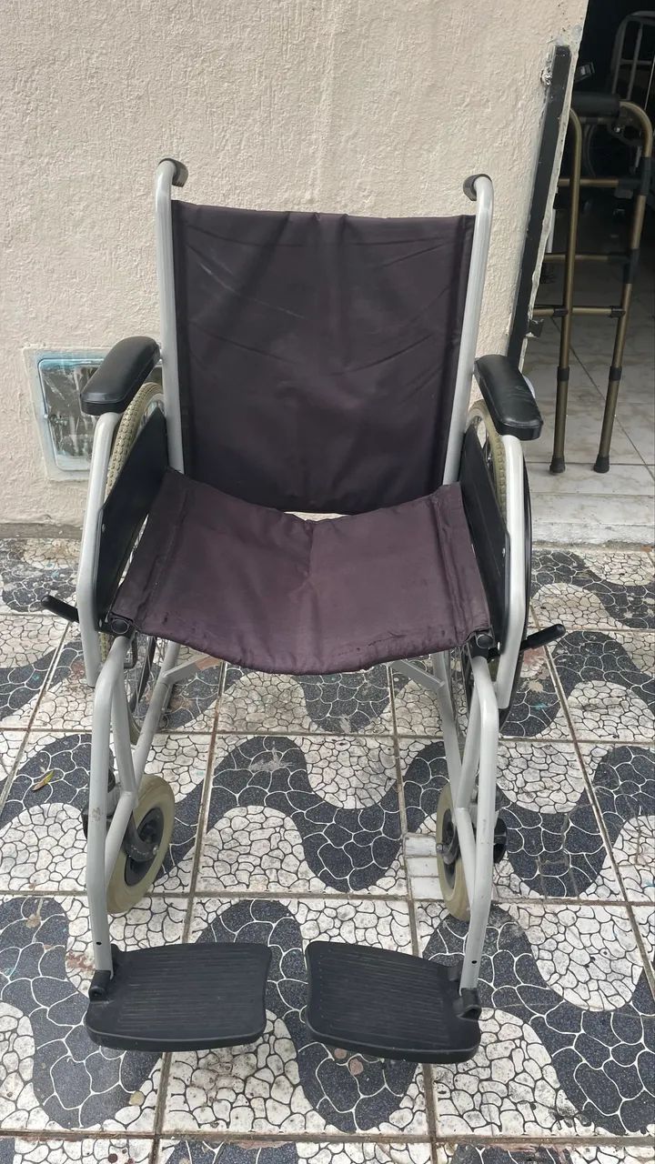 Vendemos Cadeira de rodas Semi-novas 