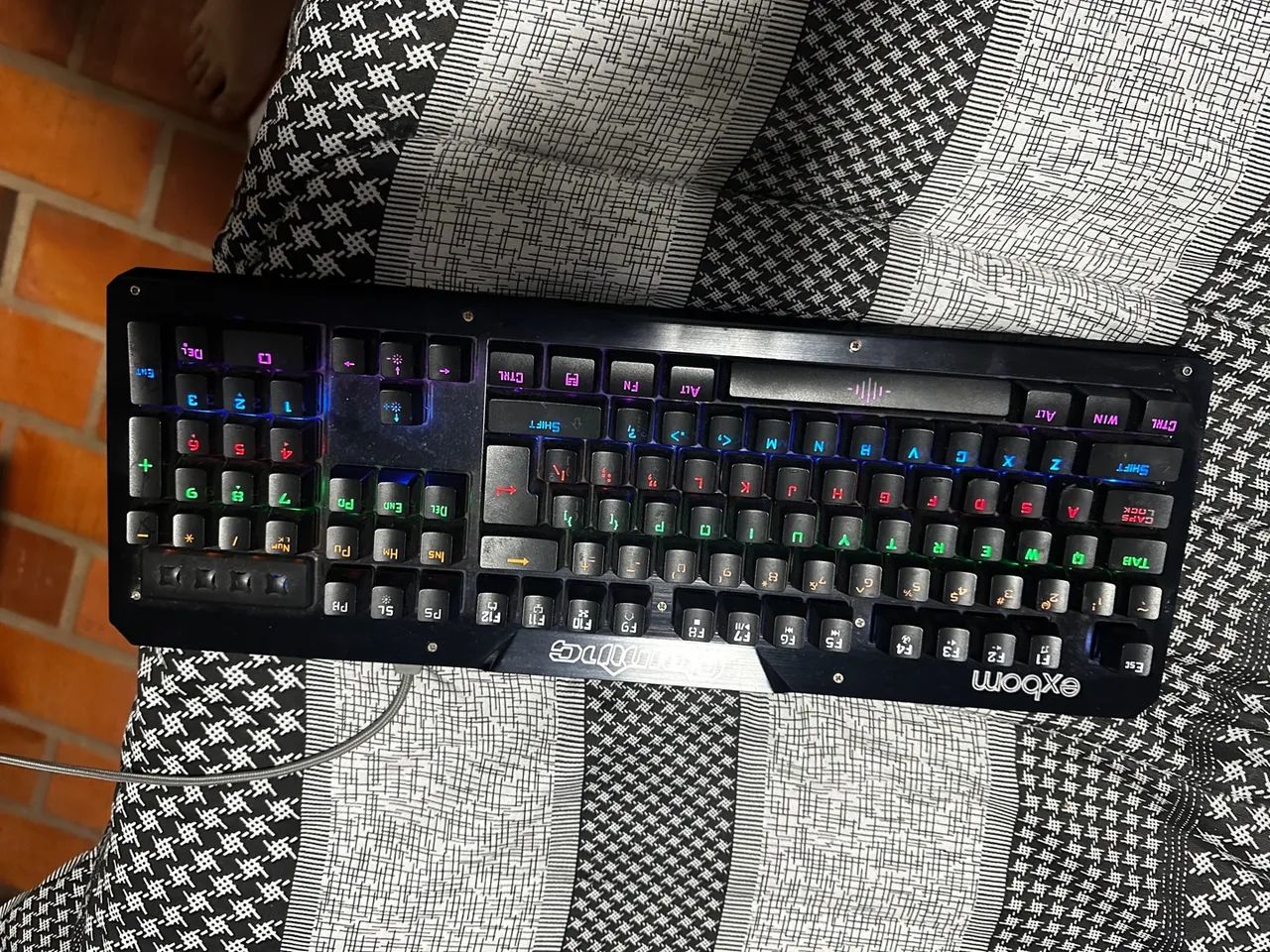 Teclado Gamer Exbom com Iluminação RGB