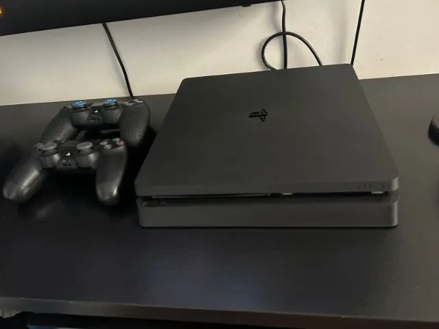 PS4 Slim - 1TB - 2 controles - Foto 3