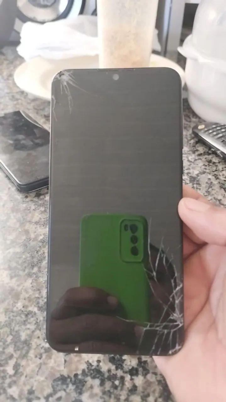 Moto one zoom 128 gb 4 câmeras tela quebrada ele liga 