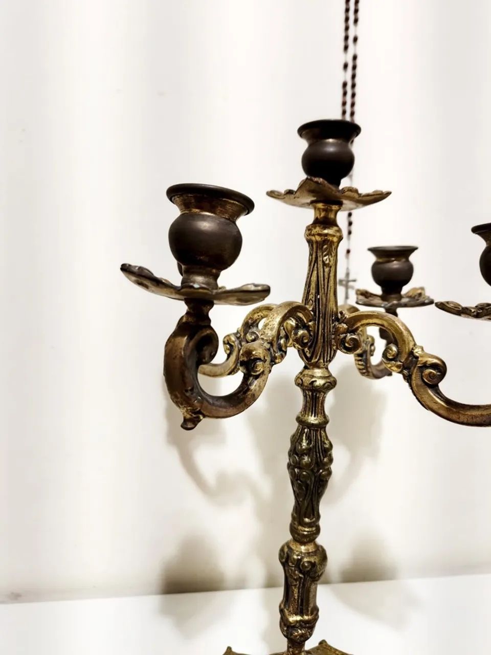 Imponente Castiçal para 5 Velas em Bronze Antigo - Foto 2