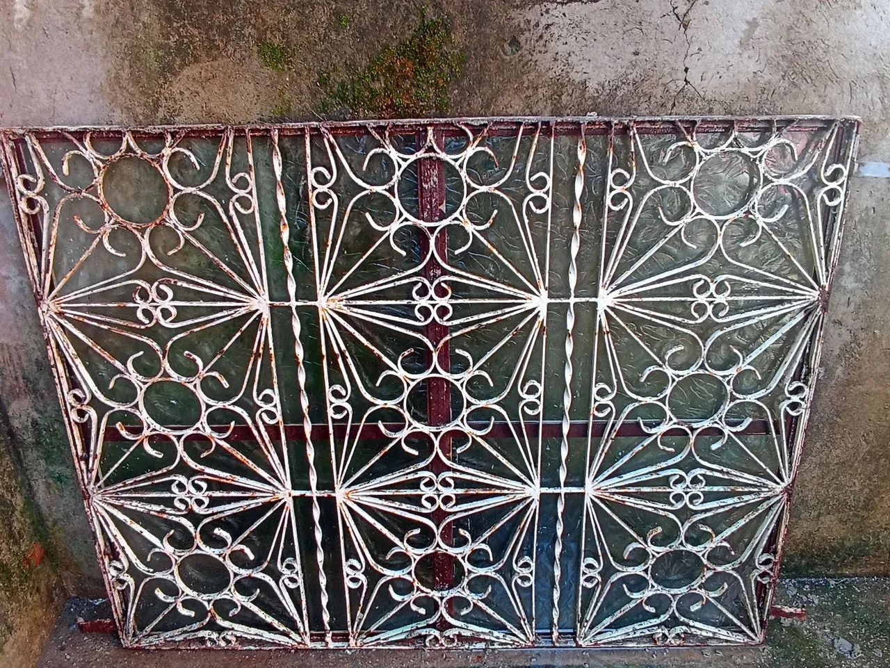 Janela de ferro com design ornamental - Foto 2