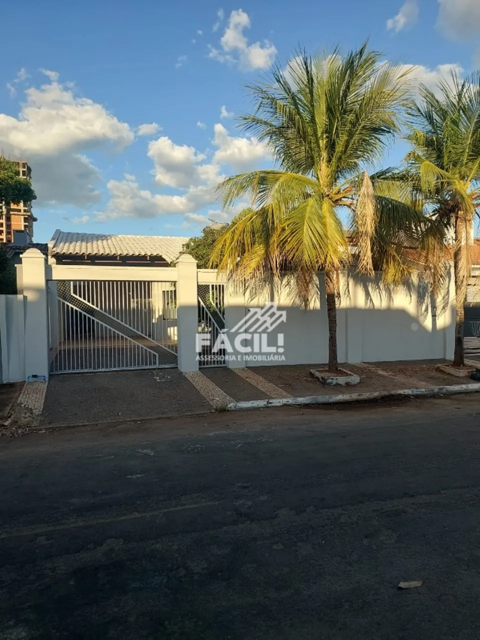 Aluga-se Casa 4/4 sendo 2 Suítes na Quadra 206 Sul