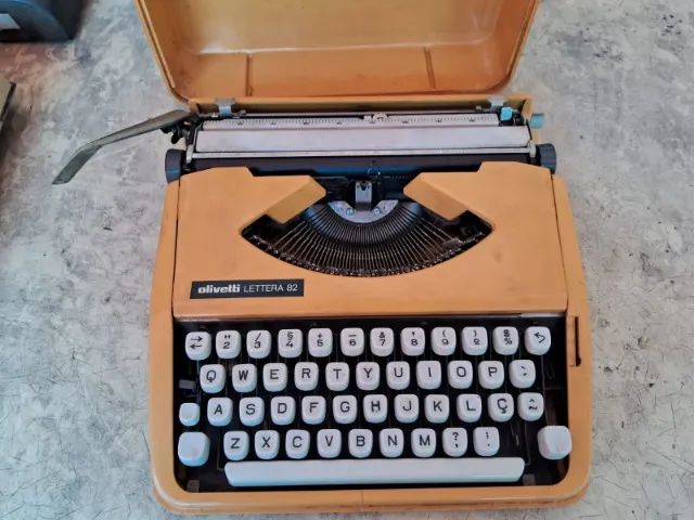 Máquina de escrever Olivetti Lettera 82