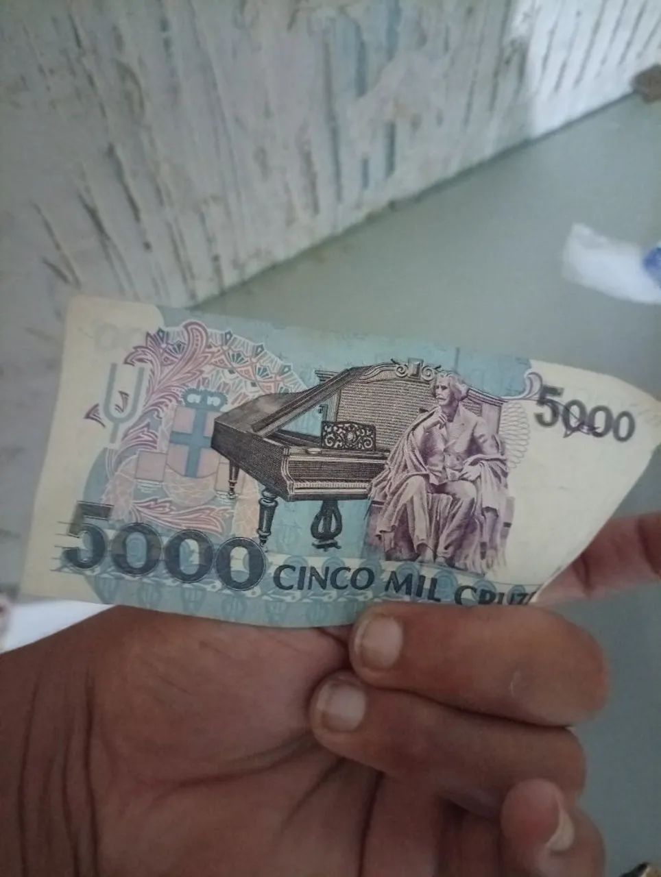 Dinheiro antigo pra colecionador  diversos valores e moedas ainda 