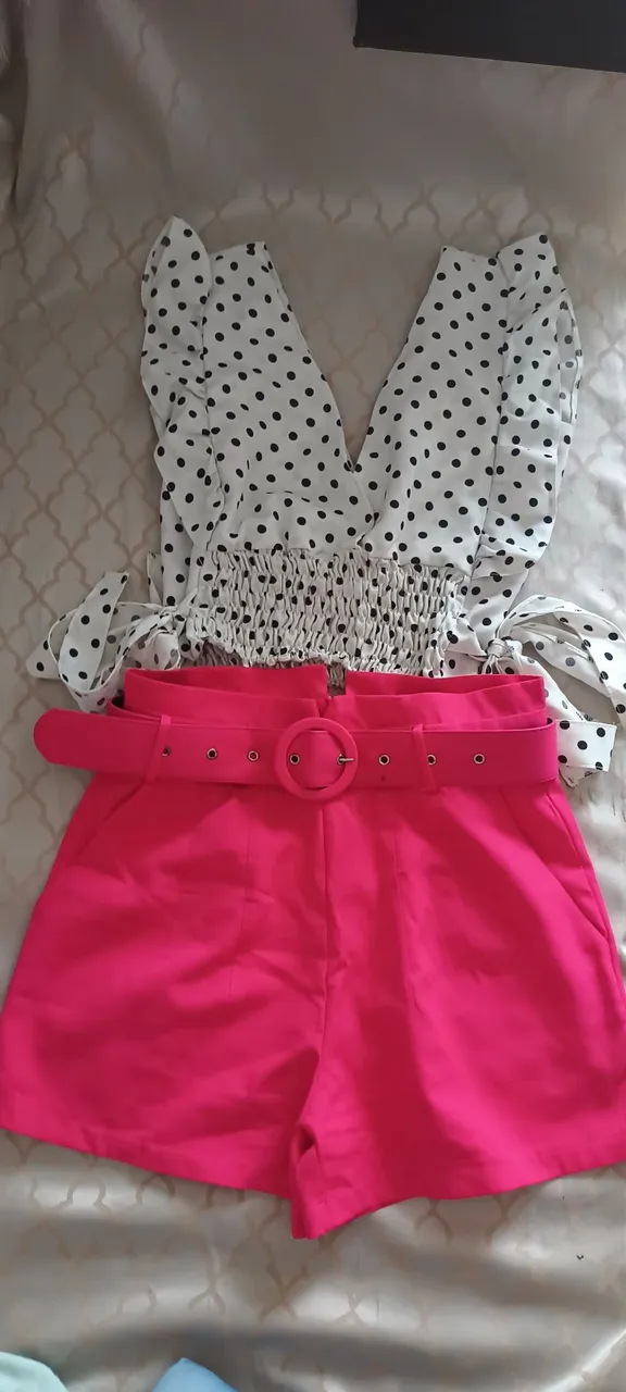 Conjunto Shorts com Cinto e Blusa Poá