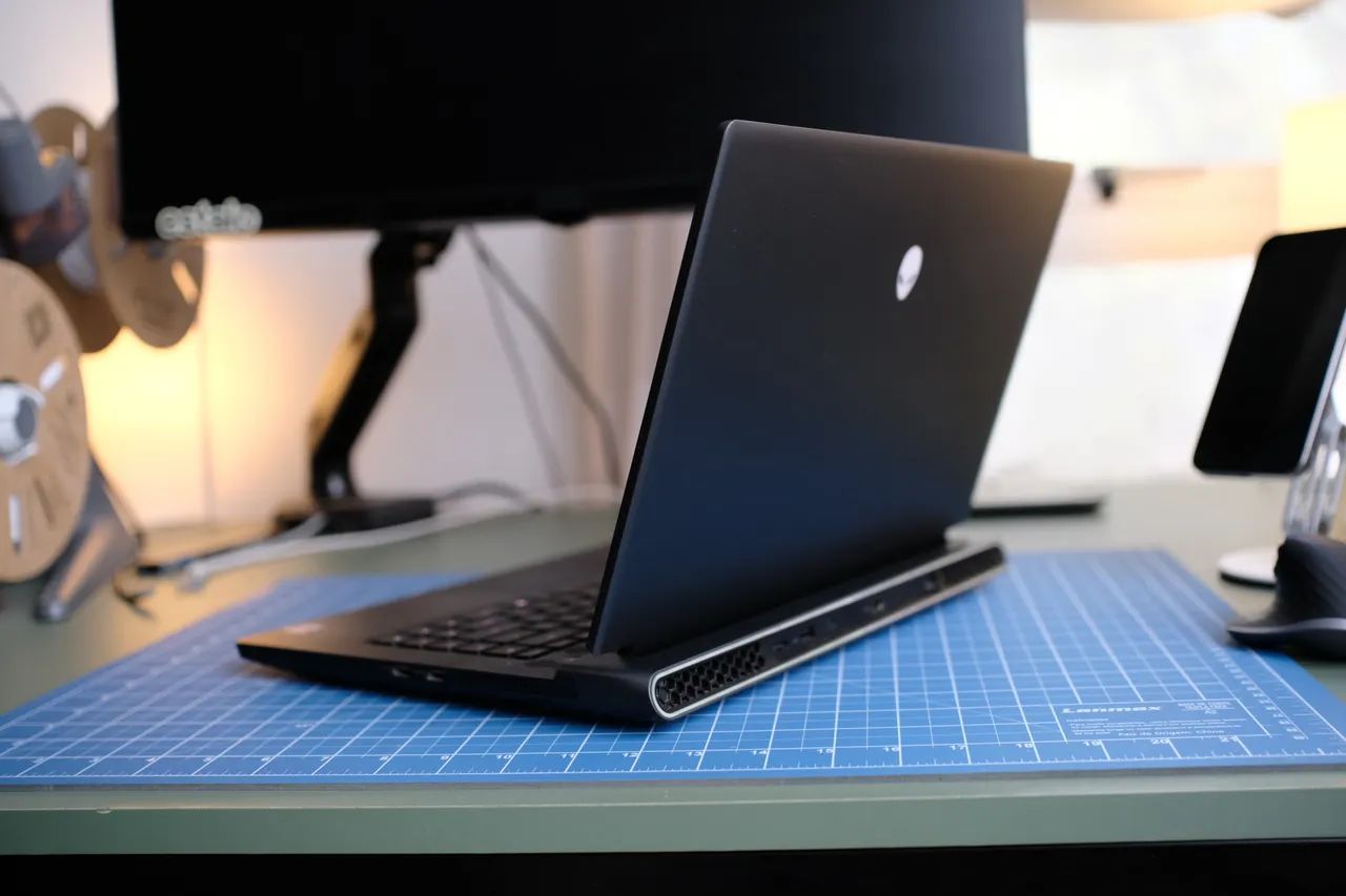 Notebook Alienware M15 R7 - i7 12700H / RTX 3060 / 16GB DDR5 / 1TB NVMe / QHD 240Hz  - Foto 2