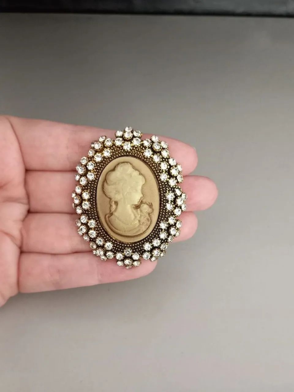 Broche de Camafeu Dourado Strass (novo) - Foto 2
