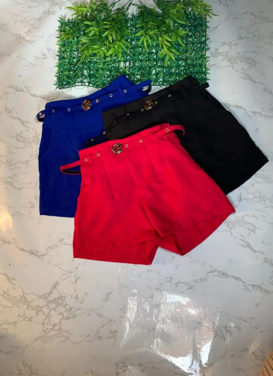 Shorts de cintura alta com cinto e fivela