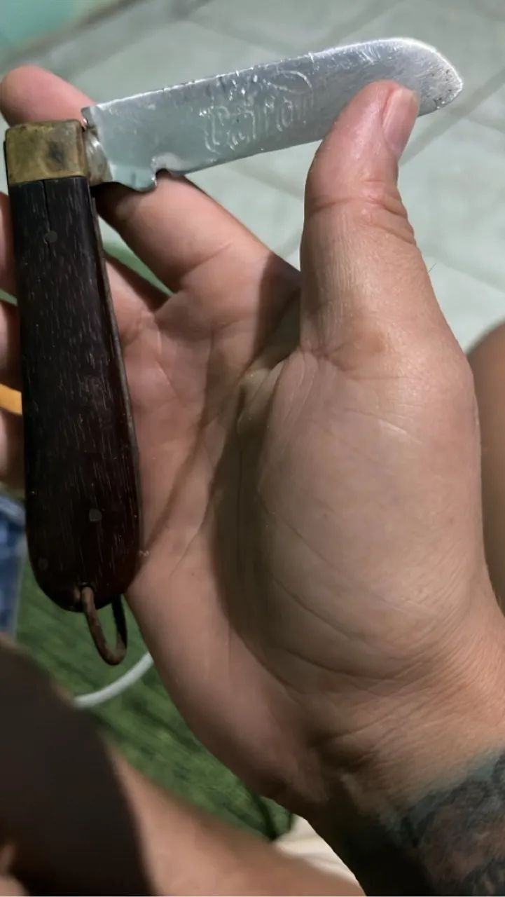 Faca de bolso antiga com cabo em madeira - Foto 2