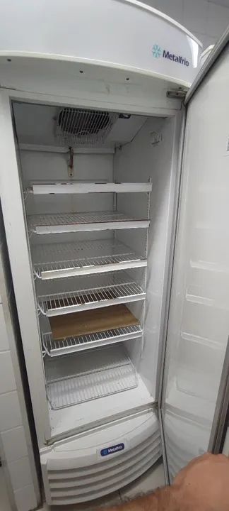 Geladeira Metalfrio - VB50C PORTA CEGA - Foto 2