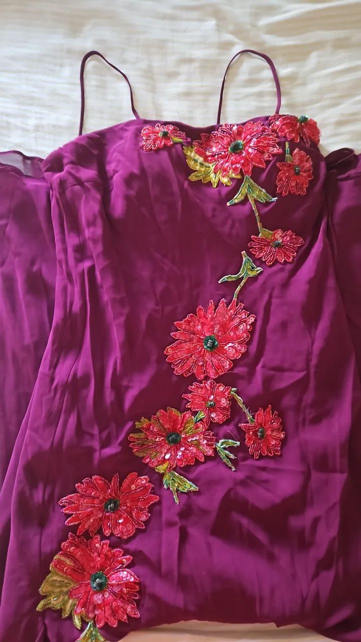Vestido longo bordado com flores - Foto 2