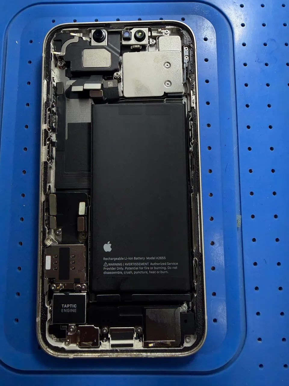 Carcaça iphone 13 com periféricos.