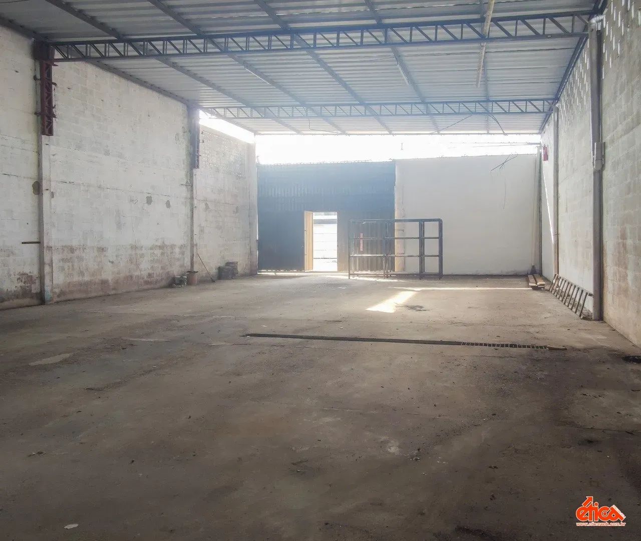 Galpão medindo 300,00m² pé direito 6,00m - Foto 6