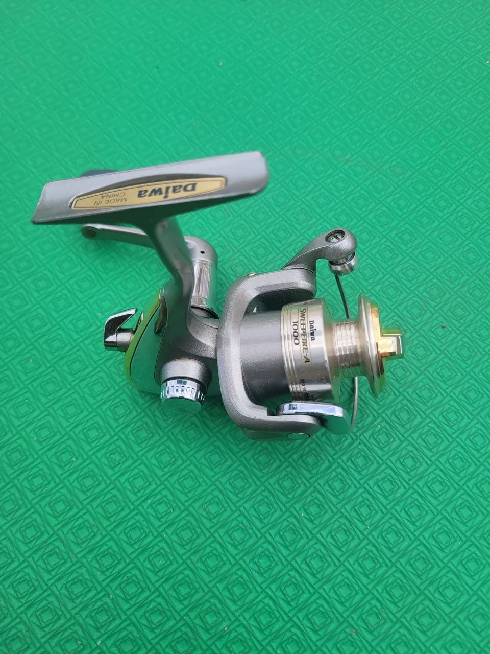 Molinete daiwa swep Firefox  A 1000 - Foto 2