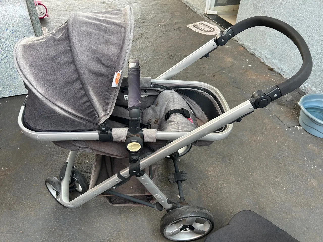 Carrinho de Bebê Cinza com Design Moderno