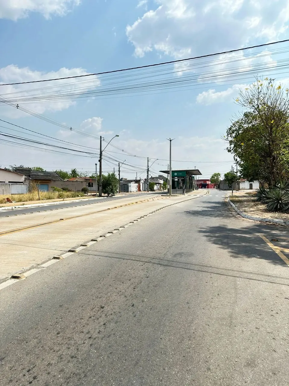 Jardim Balneário Meia Ponte lote Avenida Frente BRT,405 M² lote com 3 casas