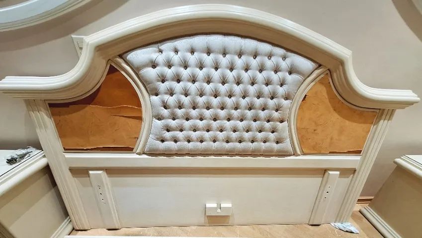 Cama de Casal Queen Size com Cabeçeira de madeira e almofada capitonê - Foto 2