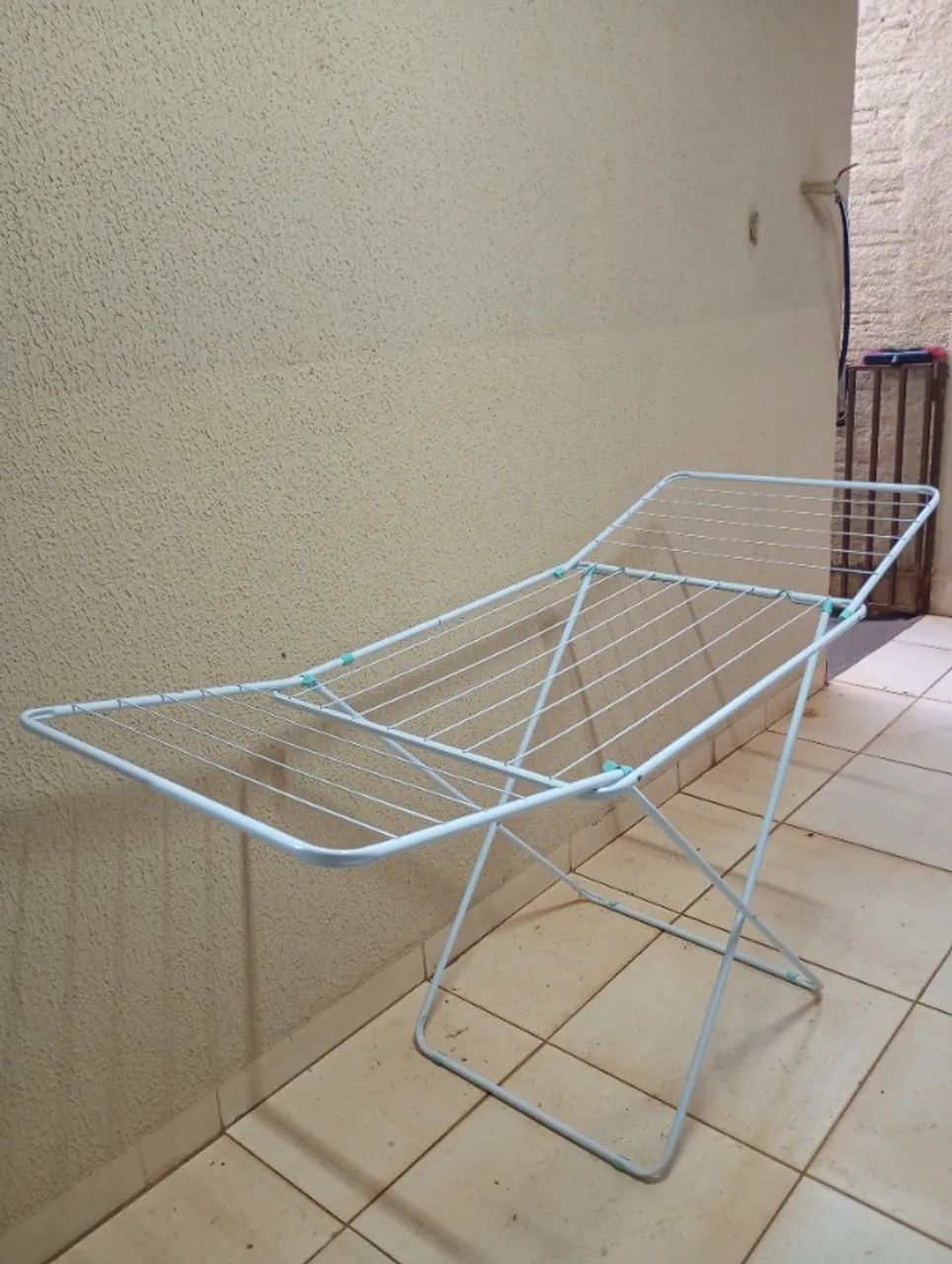 Floor-mounted clothesline, foldable.64750671035649121
