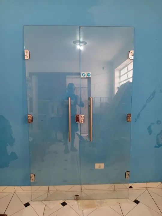 Porta de vidro temperado 10mm com dimensões de 2,010x 1,020  ou seja duas folhas de 60 cm
