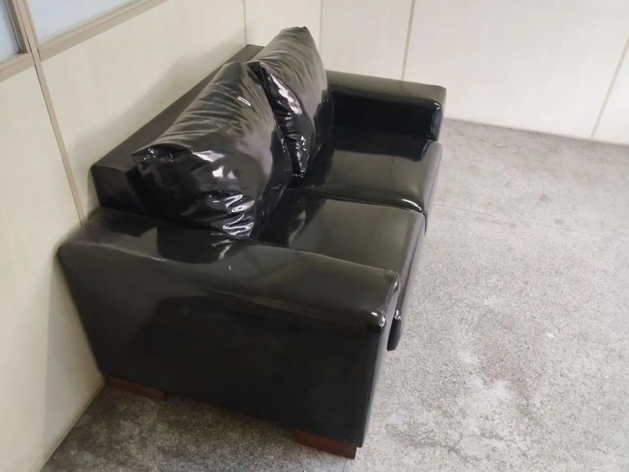 Sofá de 2 lugares preto - Tecido Brilhante - Em Ótimo Estado - Design Moderno  - Foto 3
