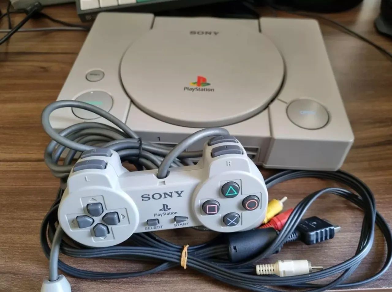 Playstation 1 com controle e cabos