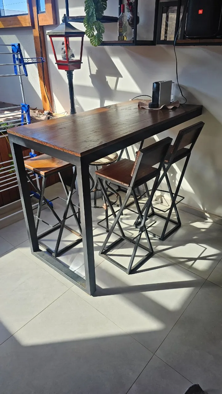 Conjunto Mesa tipo bancada + 4 banquetas altas Base metal com madeira rústica