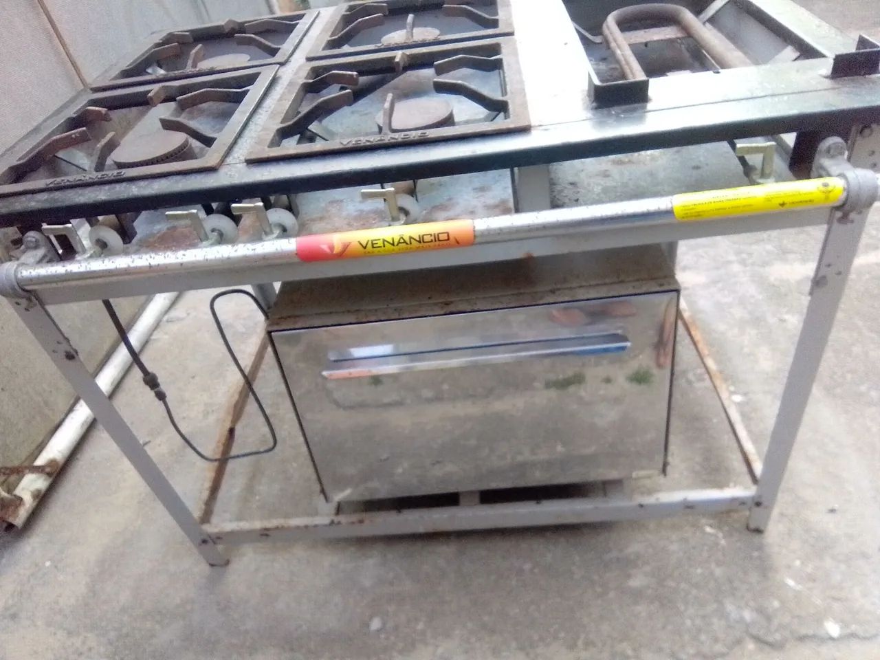 Fogão industrial 4 bocas com Chapa e forno 