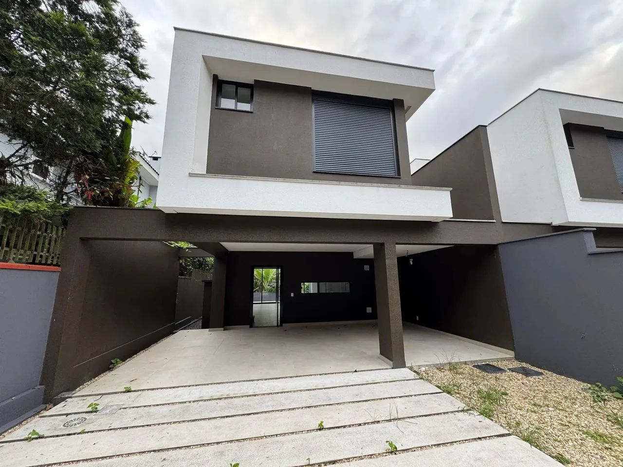 CASA SOBRADO NO SAGUAÇU | 04 SUÍTES | 04 VAGAS DE GARAGEM | 218 M² | LOCALIZAÇÃO EXCELENTE
