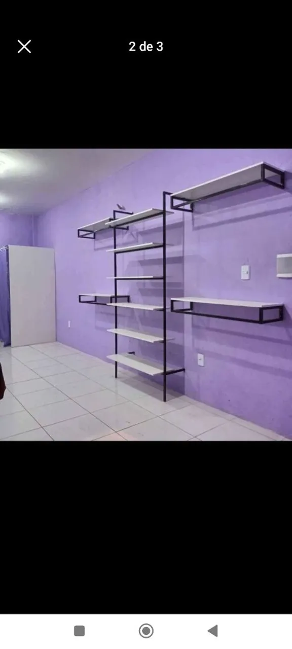 Araras de loja de rouoa.Prateleiras de Aço e Madeira - Design Moderno