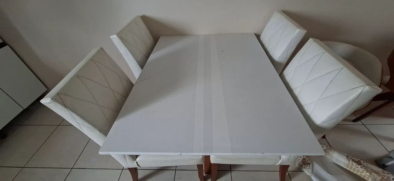 Mesa 4 cadeiras , cadeira com pé de madeira original,  em couro branco. 