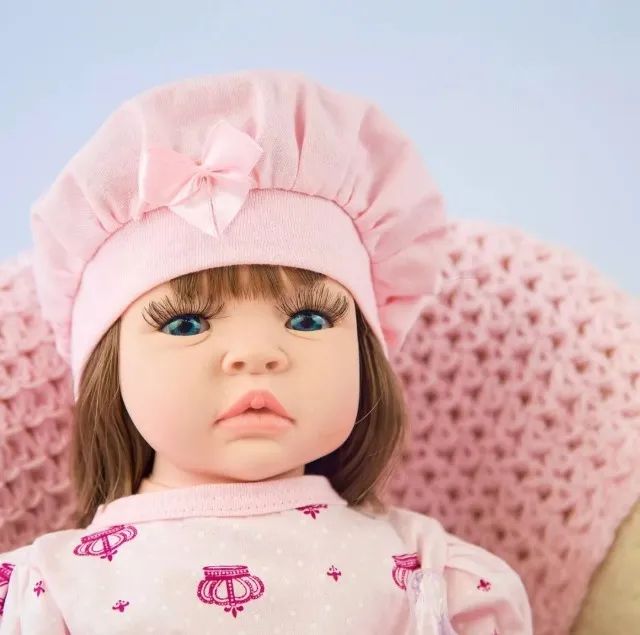 Boneca bebe reborn com roupinhas e acessorios LINDA! Acompanha caixa e Certidao - Foto 3