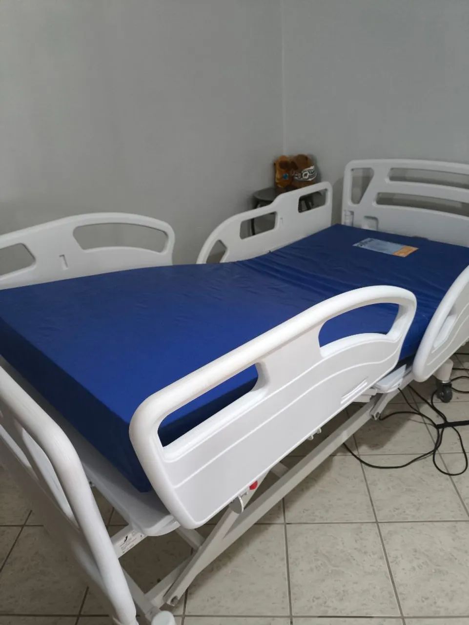 Cama hospitalar elétrica branca