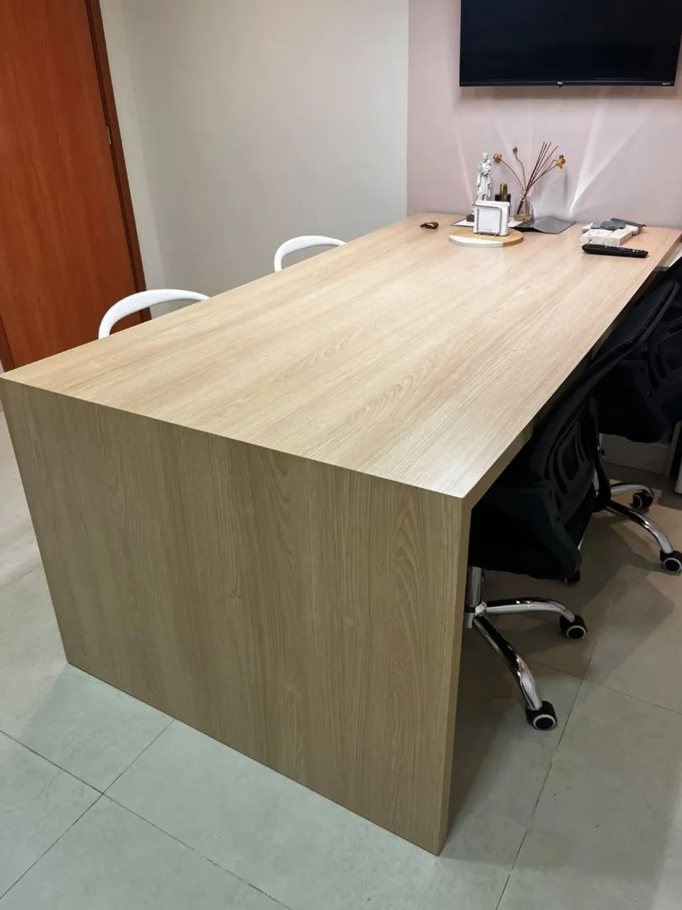 Mesa de reunião com móvel de apoio