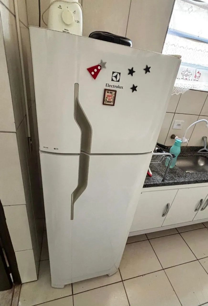 Vendo geladeira eletrolux semi nova pequena 