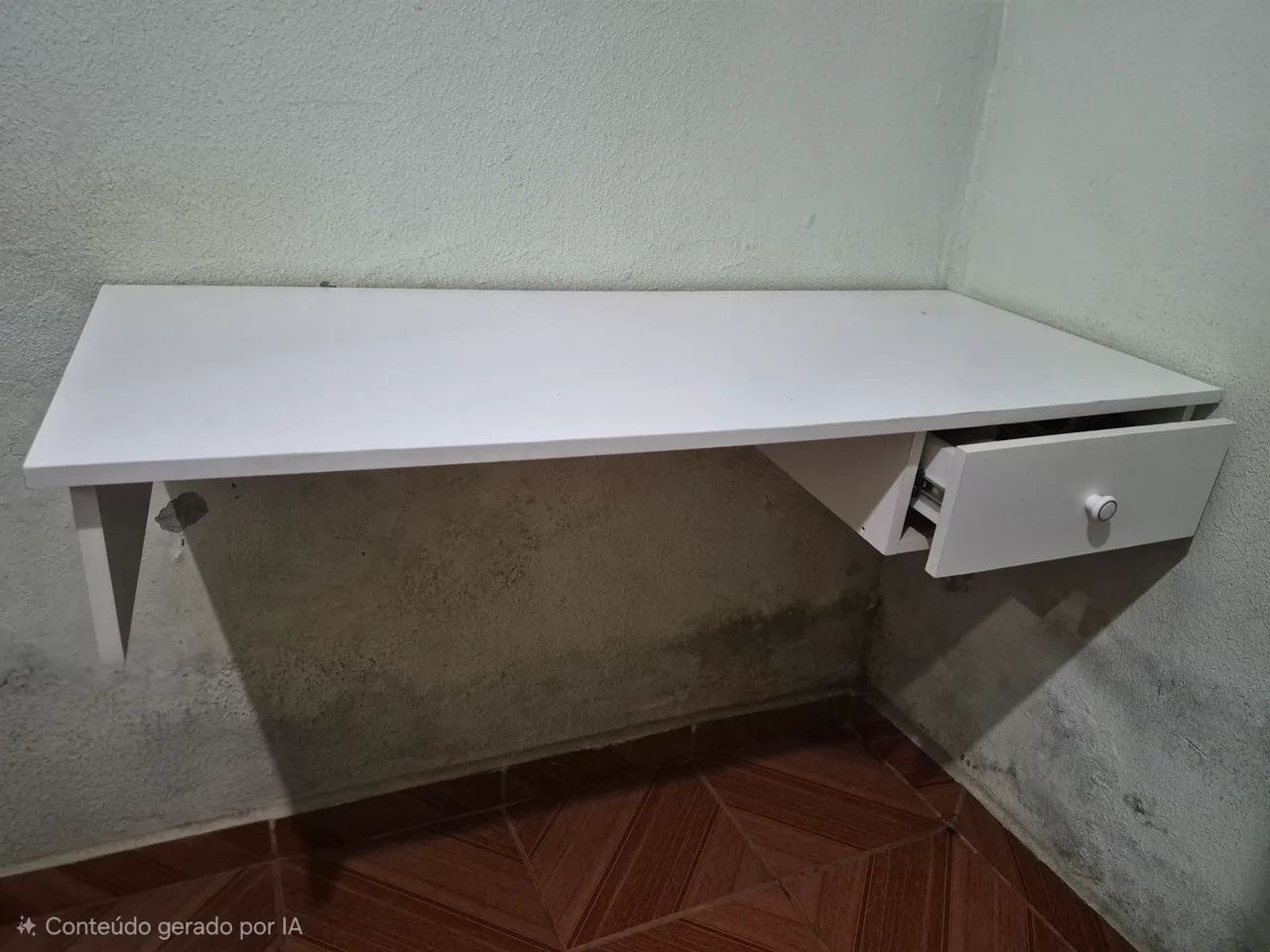 Mesa suspensa para estudo 