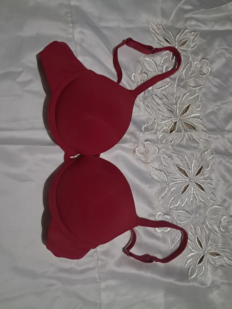 Sutiã P , vermelho com pequeno enchimento que modela e aumenta os seios.