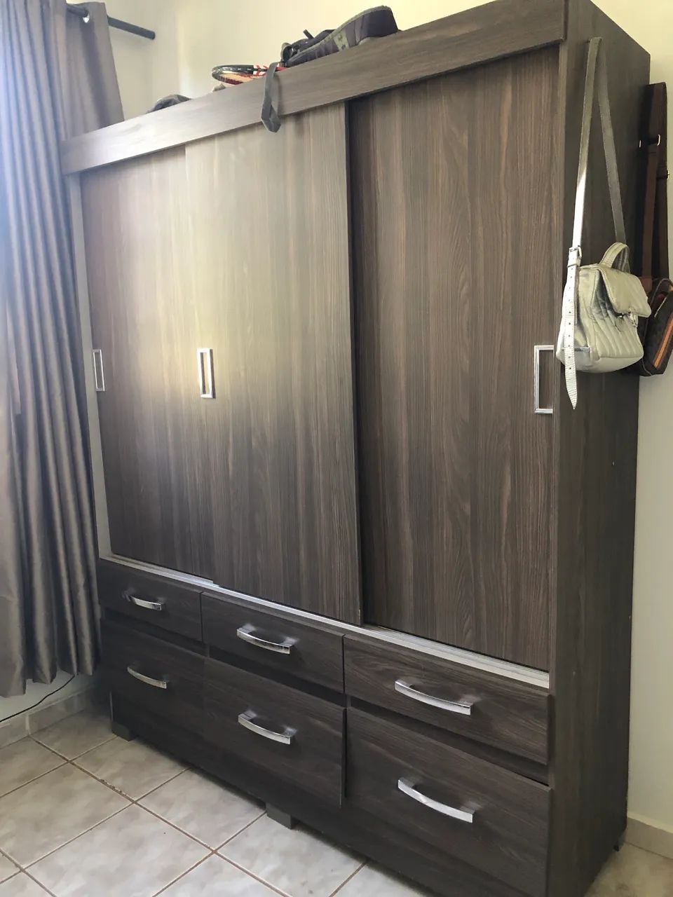 Guarda-roupa 3 portas com 6 gavetas