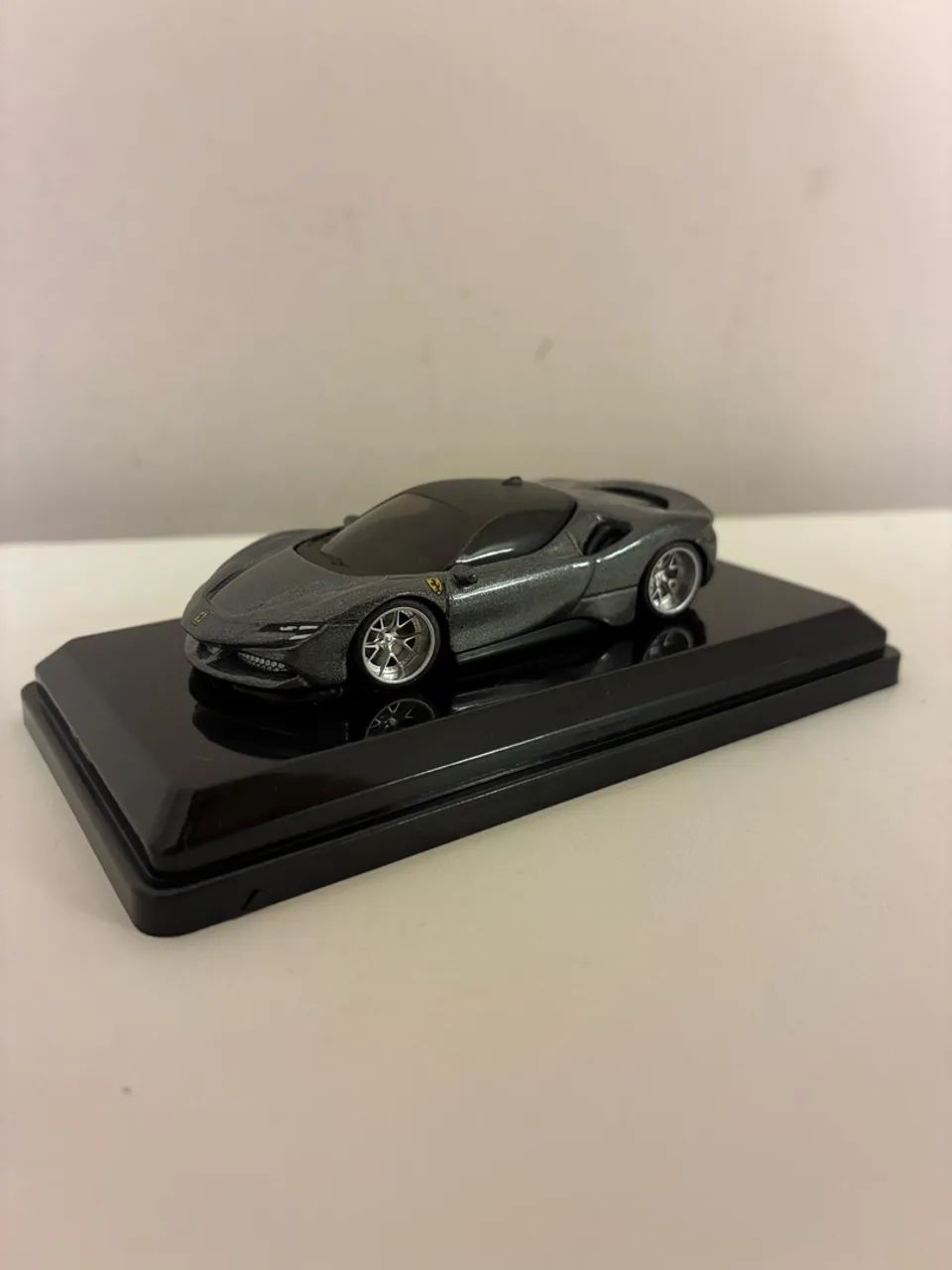 Miniatura Custom Ferrari SF90 Stradale Hotwheels + Caixa de Acrílico - Foto 2