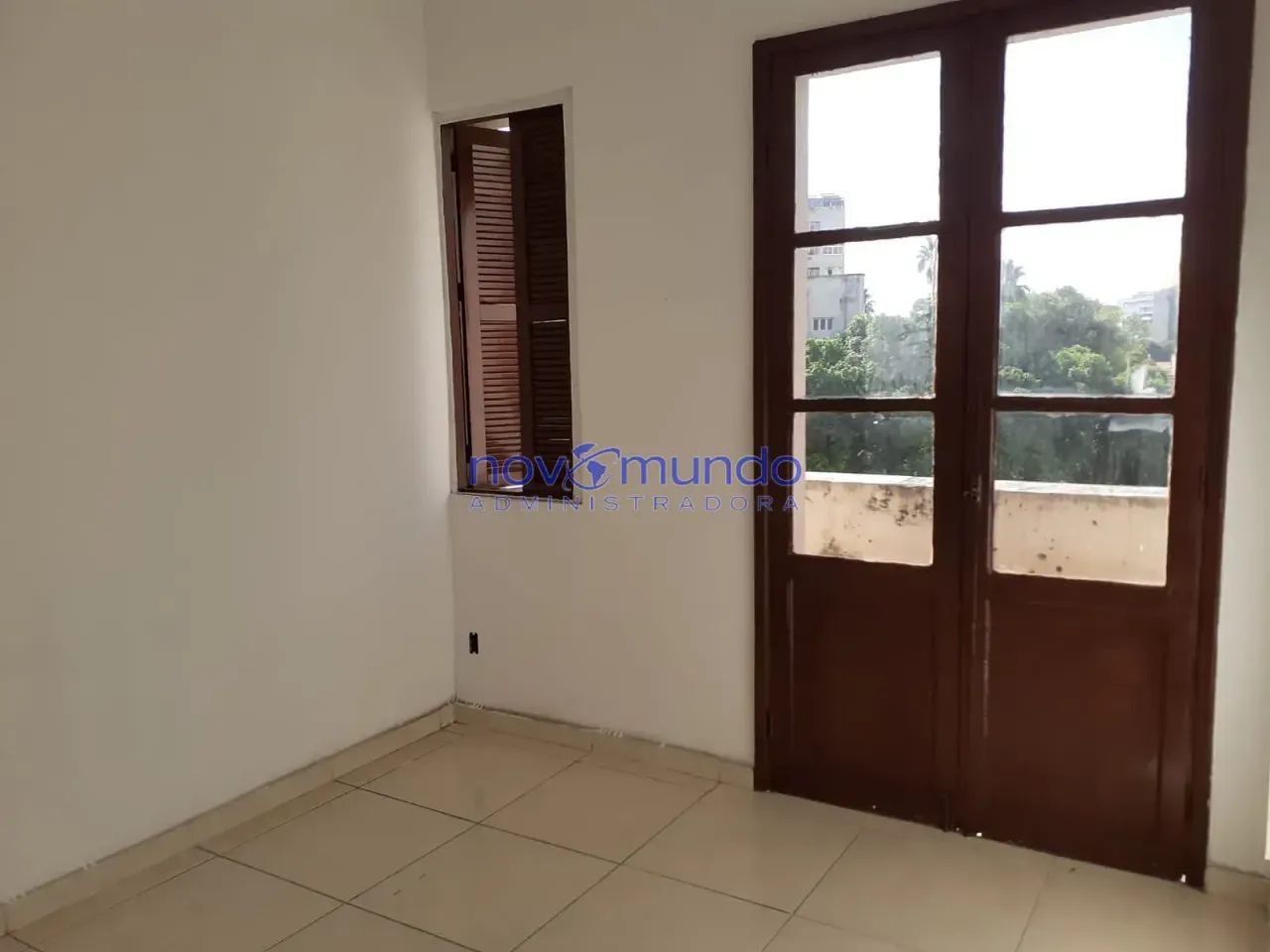 EXCELENTE APARTAMENTO TRÊS QUARTOS NO CENTRO - Foto 2