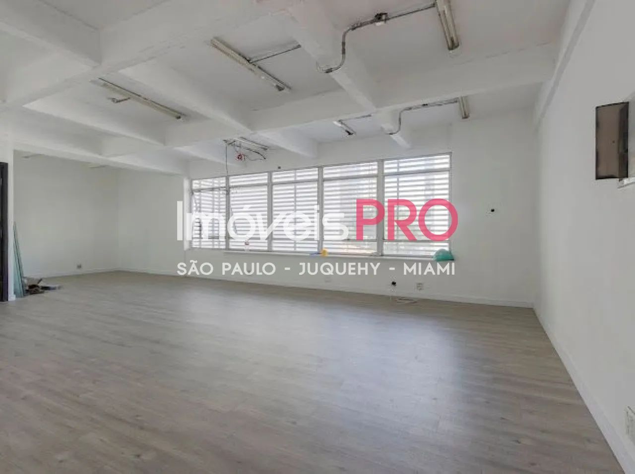 CONJUNTO COMERCIAL NO ITAIM - 2 BANHEIROS - 1 VAGA - 69m²