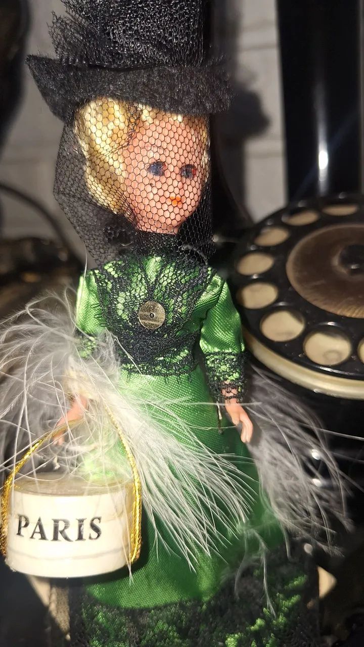 Boneca trajes típicos de Paris 1940 com 15cm - Foto 2
