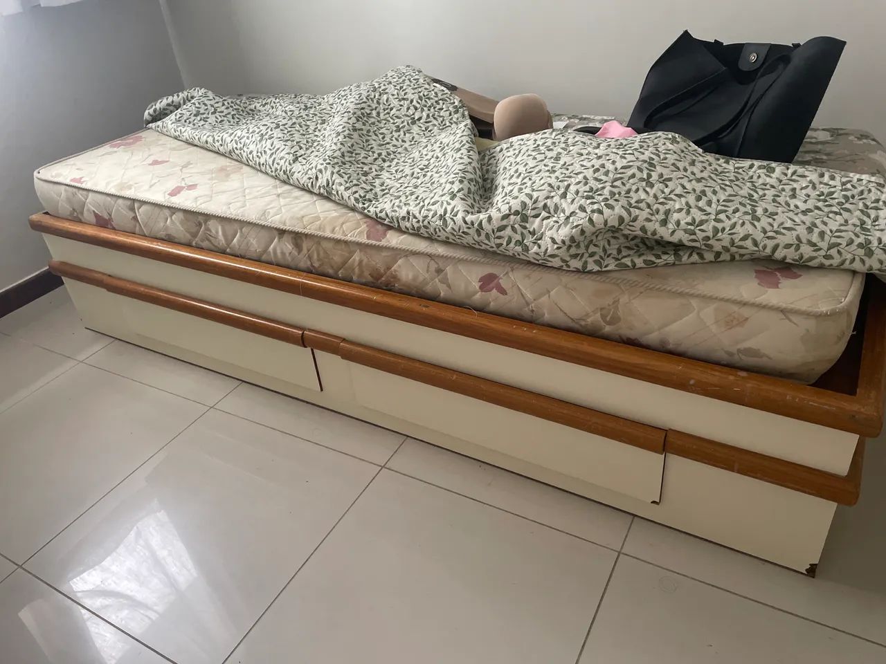 Cama de madeira 