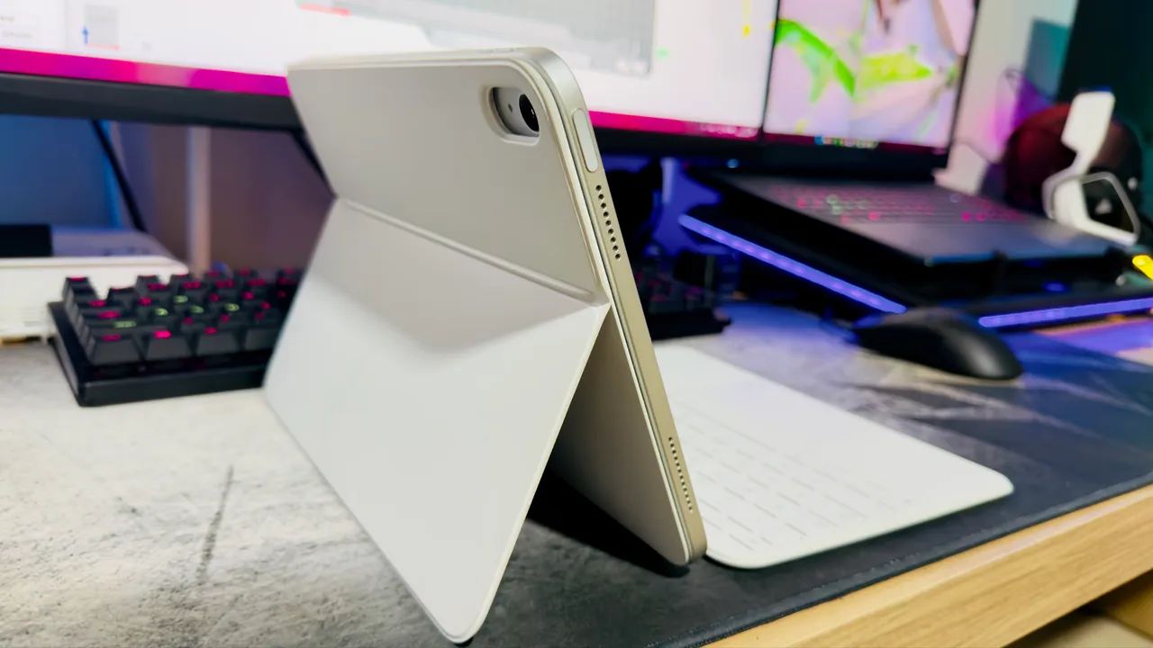 iPad 10ª Geração (Silver) 64GB Wi-Fi + Magic Keyboard Folio Branco
