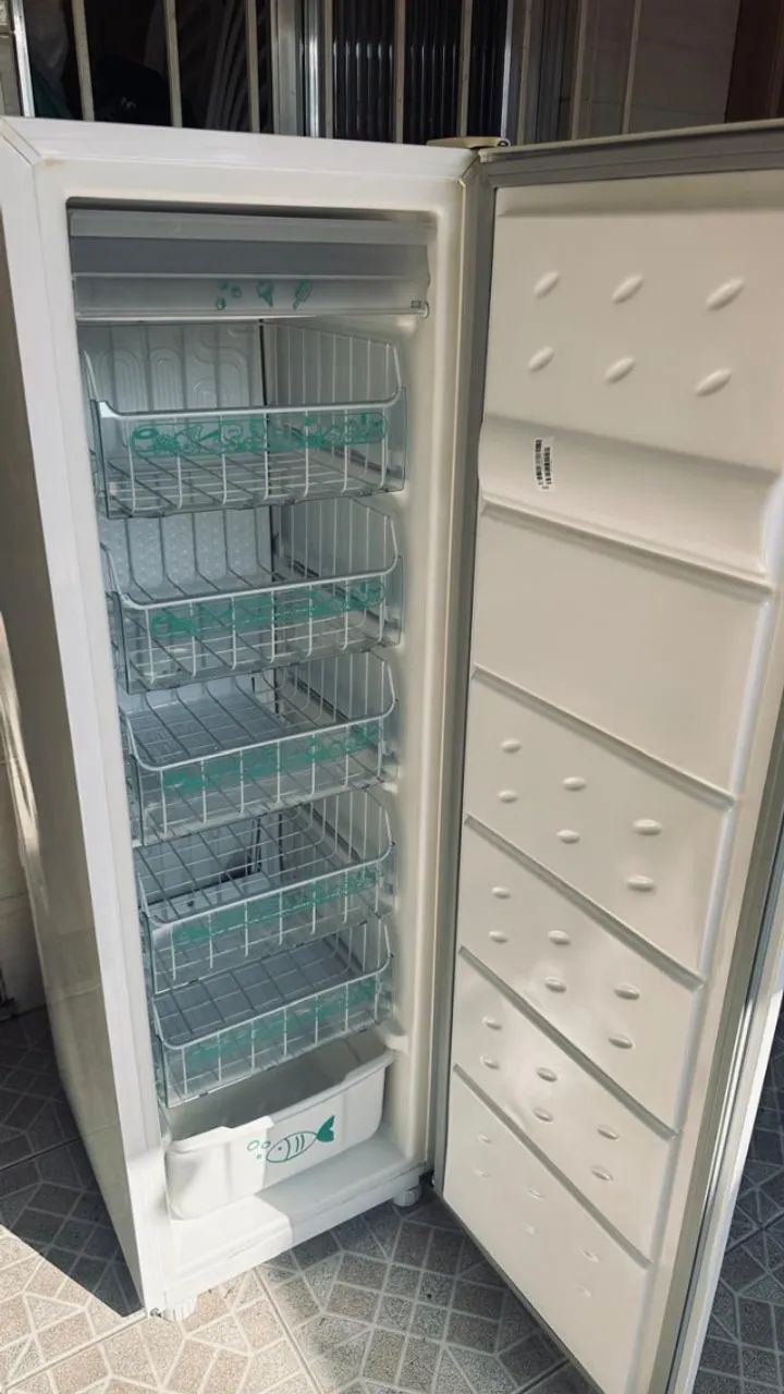 Freezer consul vertical 142l branco 110v - Foto 4