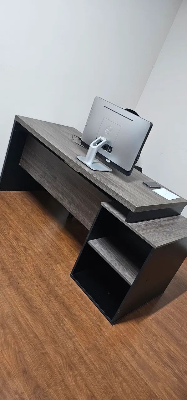 Mesa de Escritório Executiva com Gaveteiro - Excelente Estado - Foto 2