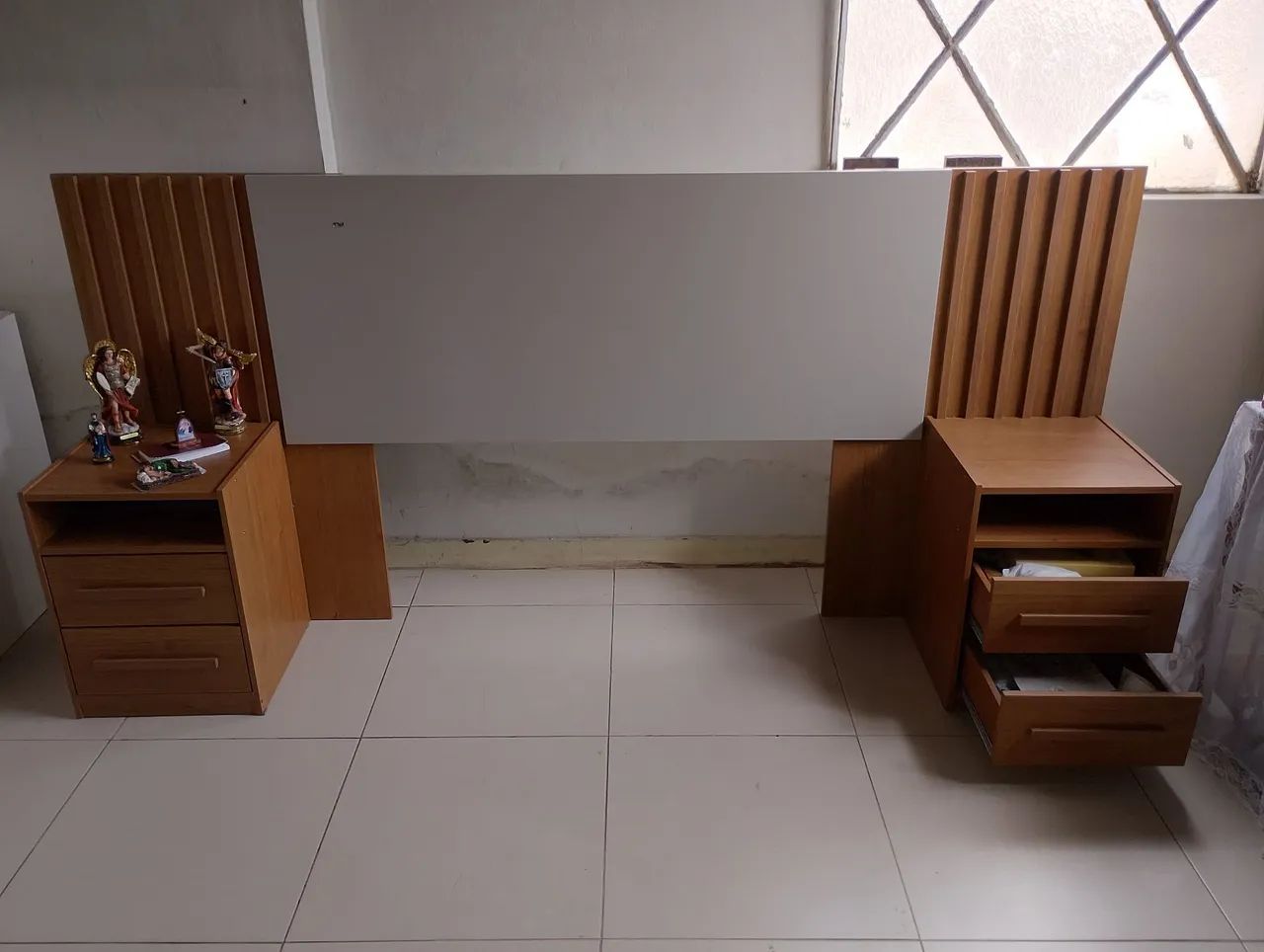Vende-se Cabeceira de cama com criado mudo